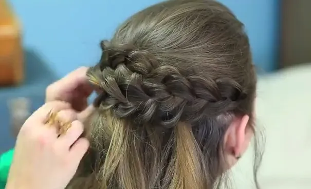 Hình ảnh hai lọn tóc tết được ghim cố định ở phía sau