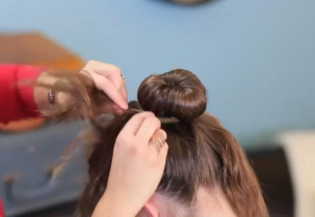 Hoàn thiện kiểu tóc búi và kiểm tra độ chắc chắn