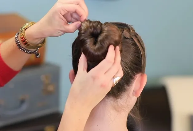 Chỉnh sửa búi tóc trái tim, đảm bảo cân đối