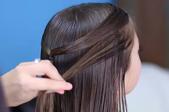 Hình ảnh lấy thêm lọn tóc mới ở phía bên phải