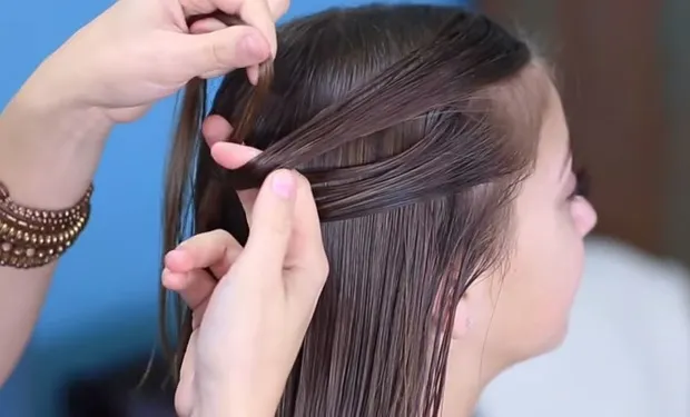 Hình ảnh lọn tóc mới được luồn dưới lọn tóc đầu tiên