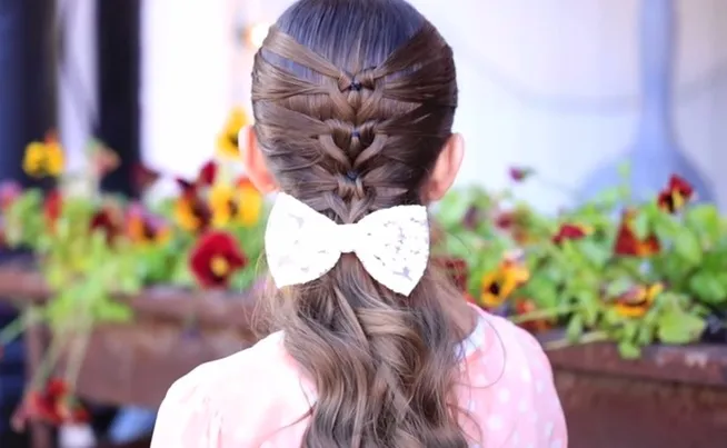 Hình ảnh kiểu tóc tết trái tim hoàn thiện với đuôi tóc xoăn