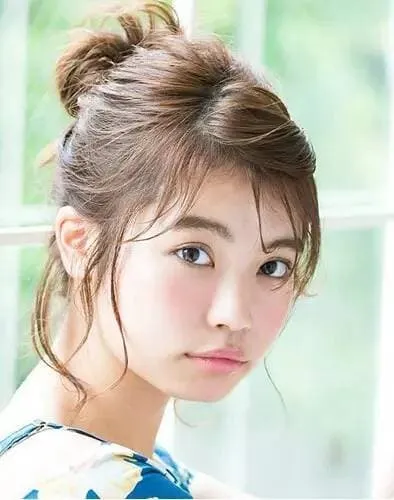 Tóc búi ngắn đơn giản nhưng gợi cảm và quyến rũ