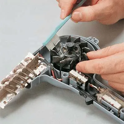 Cánh quạt hút thường bị bám bụi và tóc, cần được làm sạch cẩn thận bằng bàn chải mềm để đảm bảo luồng không khí