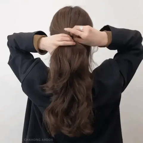 Cách buộc tóc nửa đầu truyền thống làm nền cho búi củ tỏi thấp