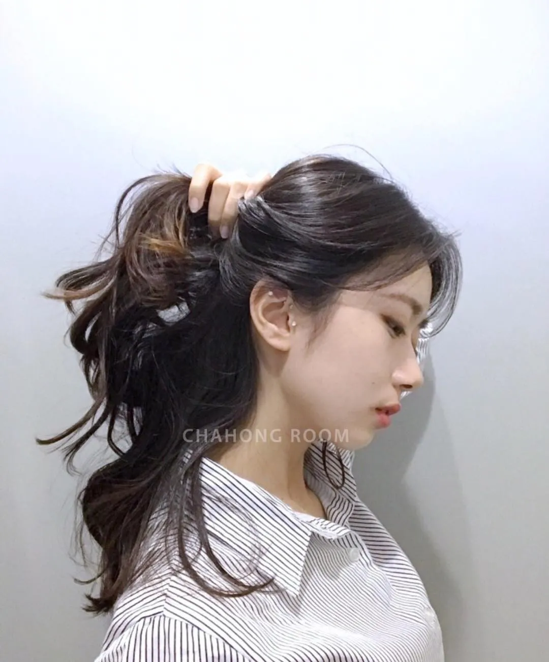 Hình ảnh tóc xoăn sóng lơi quyến rũ và cách dưỡng tóc uốn sóng