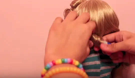 Chi tiết cách uốn tóc mái xoăn bằng lô cuốn hoặc bút chì để tạo lọn