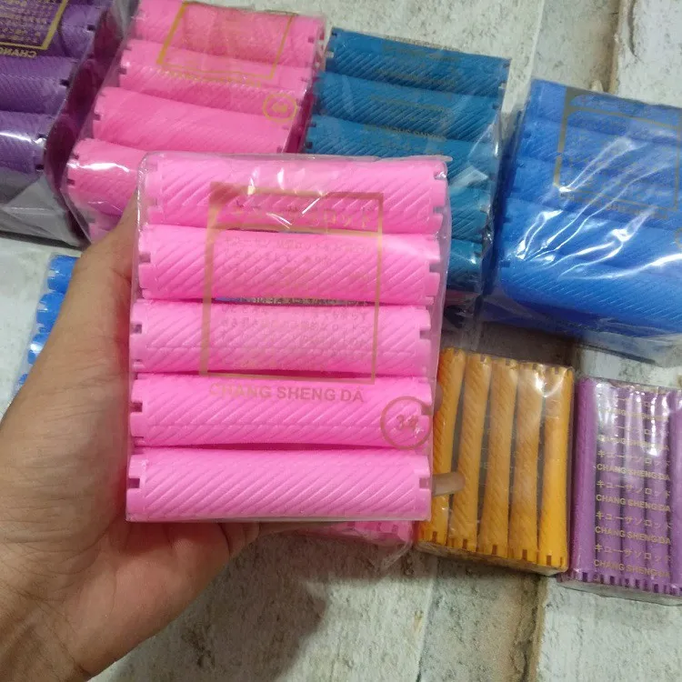 Tóc xoăn tự nhiên đang trở thành xu hướng hút khách ở nhiều quốc gia trên thế giới.