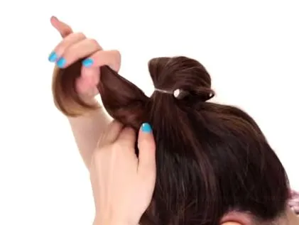 Kỹ thuật luồn phần đuôi tóc để tạo hình nền búi tóc