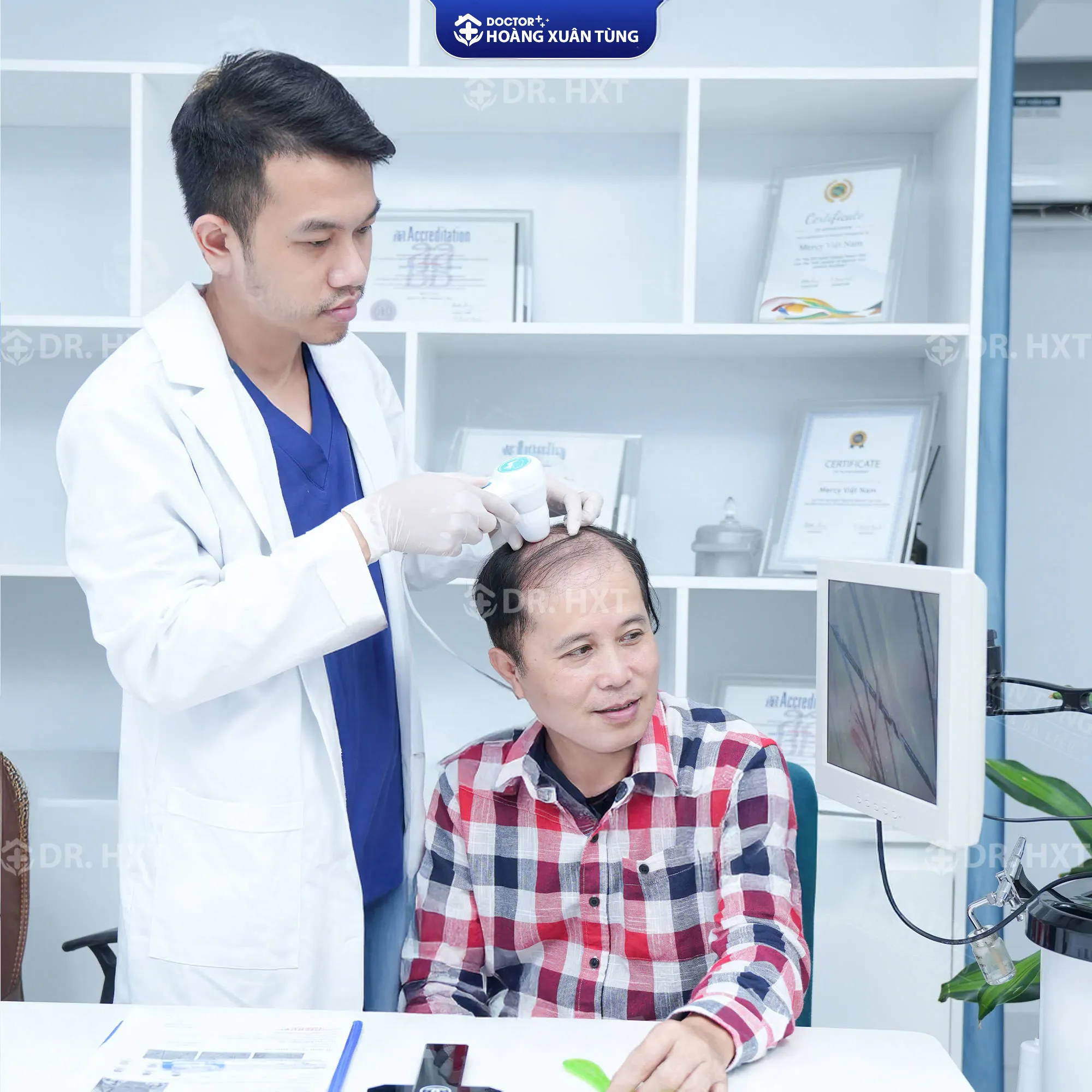 Một chuyên gia da liễu đang tiến hành kiểm tra và chẩn đoán tình trạng rụng tóc trên da đầu của bệnh nhân