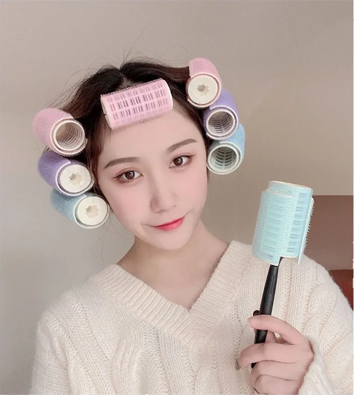 Lô cuốn tóc mái tỉ mỉ giúp tóc mái thưa trông dày dặn hơn