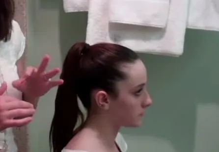 Vuốt tóc mượt mà trước khi búi, chuẩn bị cho kiểu búi tóc củ tỏi đẹp