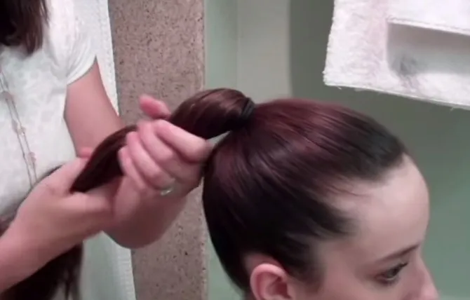 Kỹ thuật xoắn tóc đuôi ngựa chặt, bước quan trọng để búi tóc củ tỏi chắc chắn