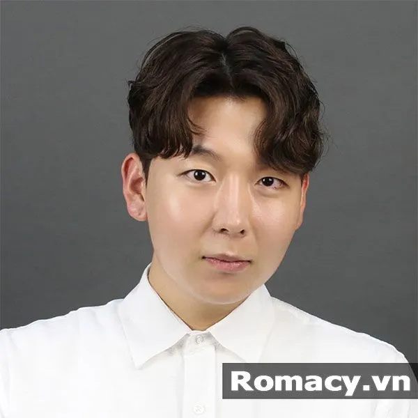 Side Part 6/4 kết hợp với kỹ thuật Taper Fade hai bên, mang đậm phong cách Hàn Quốc hiện đại