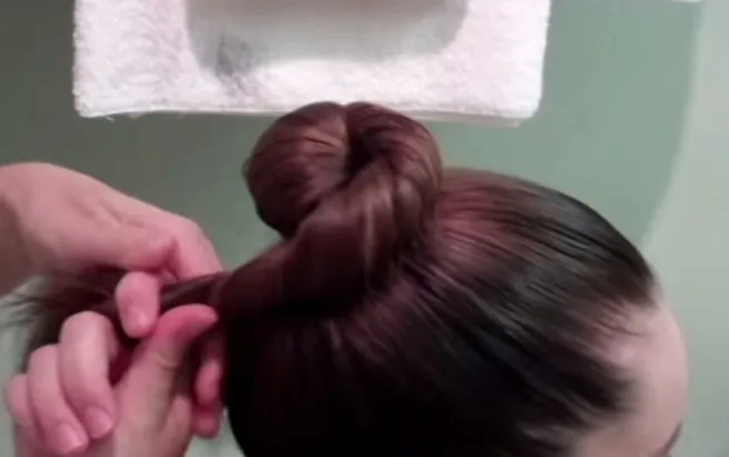 Quấn búi tóc ngược chiều kim đồng hồ, cách tạo hình búi tóc củ tỏi tròn đều