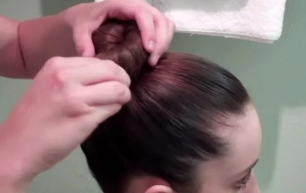 Cố định búi tóc củ tỏi bằng kẹp tăm, học cách búi tóc củ tỏi hoàn chỉnh