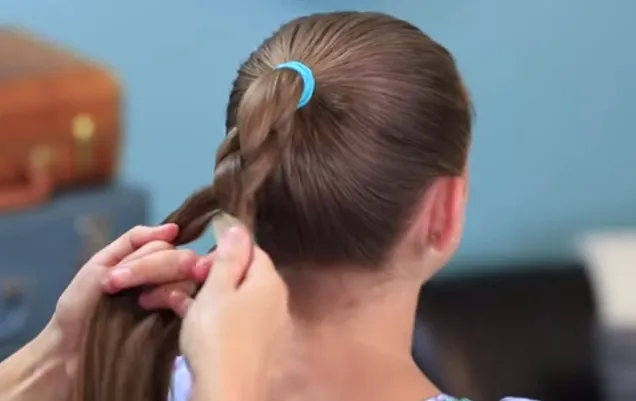 Tiến hành xoắn và tết bím tóc 4 lọn để tạo kết cấu và độ phồng 3D đặc trưng của búi hoa