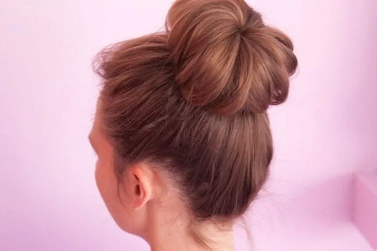Tóc búi củ tỏi (messy bun), tạo cảm giác thoải mái và trẻ trung, cách búi tóc đẹp nhất cho ngày thường