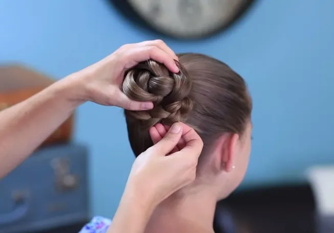 Hoàn thiện búi tóc hoa 3D bằng cách điều chỉnh độ phồng và thêm các phụ kiện nhỏ tinh tế