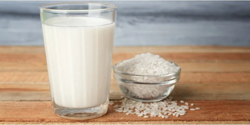 Sữa gạo và mật ong là giải pháp dưỡng ẩm sâu cho tóc xơ rối, giúp tóc phục hồi độ bóng