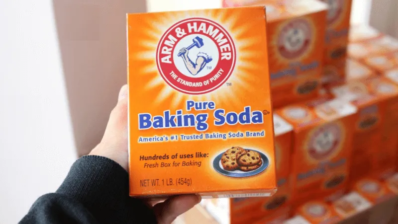 Bột baking soda và dầu gội dùng trong quy trình cách nhuộm tóc tại nhà màu đen