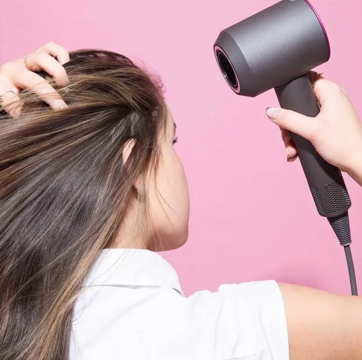 Lưu ý an toàn và kỹ thuật di chuyển máy sấy khi thực hiện cách sấy tóc tạo kiểu