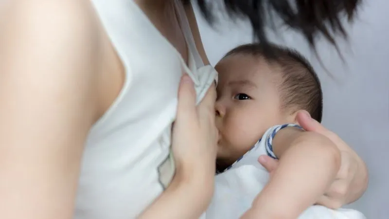 Dinh dưỡng tập trung để nuôi con nên cơ thể mẹ thiếu dưỡng chất cho tóc, dẫn đến tóc khô xơ và dễ gãy rụng