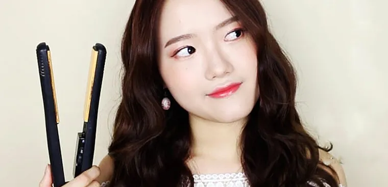 Để tóc xoăn ngắn giữ nếp lâu, đừng chải lọn tóc ngay khi vừa uốn xong, hãy để chúng nguội hoàn toàn.