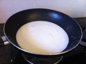 Làm ấm dầu dừa bằng phương pháp chưng cách thủy để bảo toàn dưỡng chất