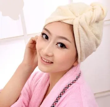 Ủ tóc bằng khăn hoặc mũ ủ chuyên dụng giúp tăng cường khả năng thẩm thấu của dầu dừa