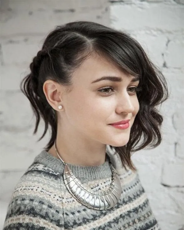 Thực hiện kiểu tết tóc sát da đầu một bên, một biến thể của cách tết mái cho tóc ngắn cá tính