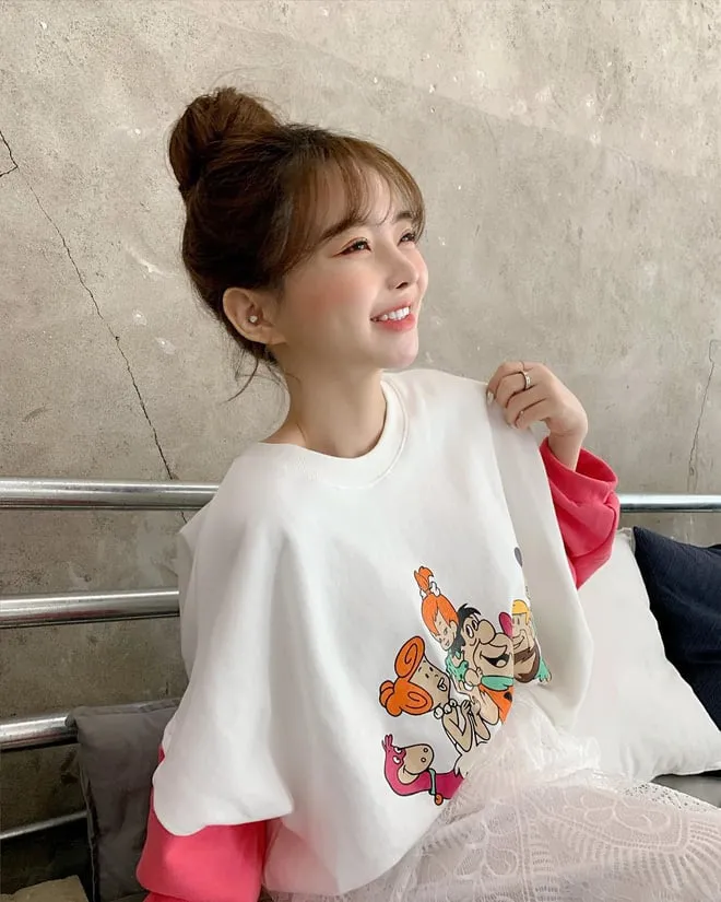 Mẫu búi tóc củ tỏi nửa đầu được biến tấu nhẹ nhàng, giữ vẻ trẻ trung