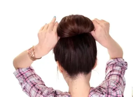 Điều chỉnh và kéo phồng các lọn tóc để tạo thể tích