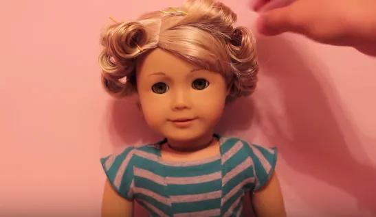 Toàn bộ phần tóc mái đã được cố định bằng kẹp tăm sau khi thực hiện kỹ thuật uốn