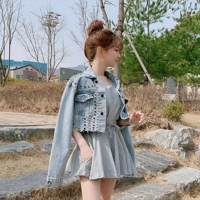 Kiểu tóc búi củ tỏi nửa đầu phù hợp với nhiều trang phục và dịp khác nhau