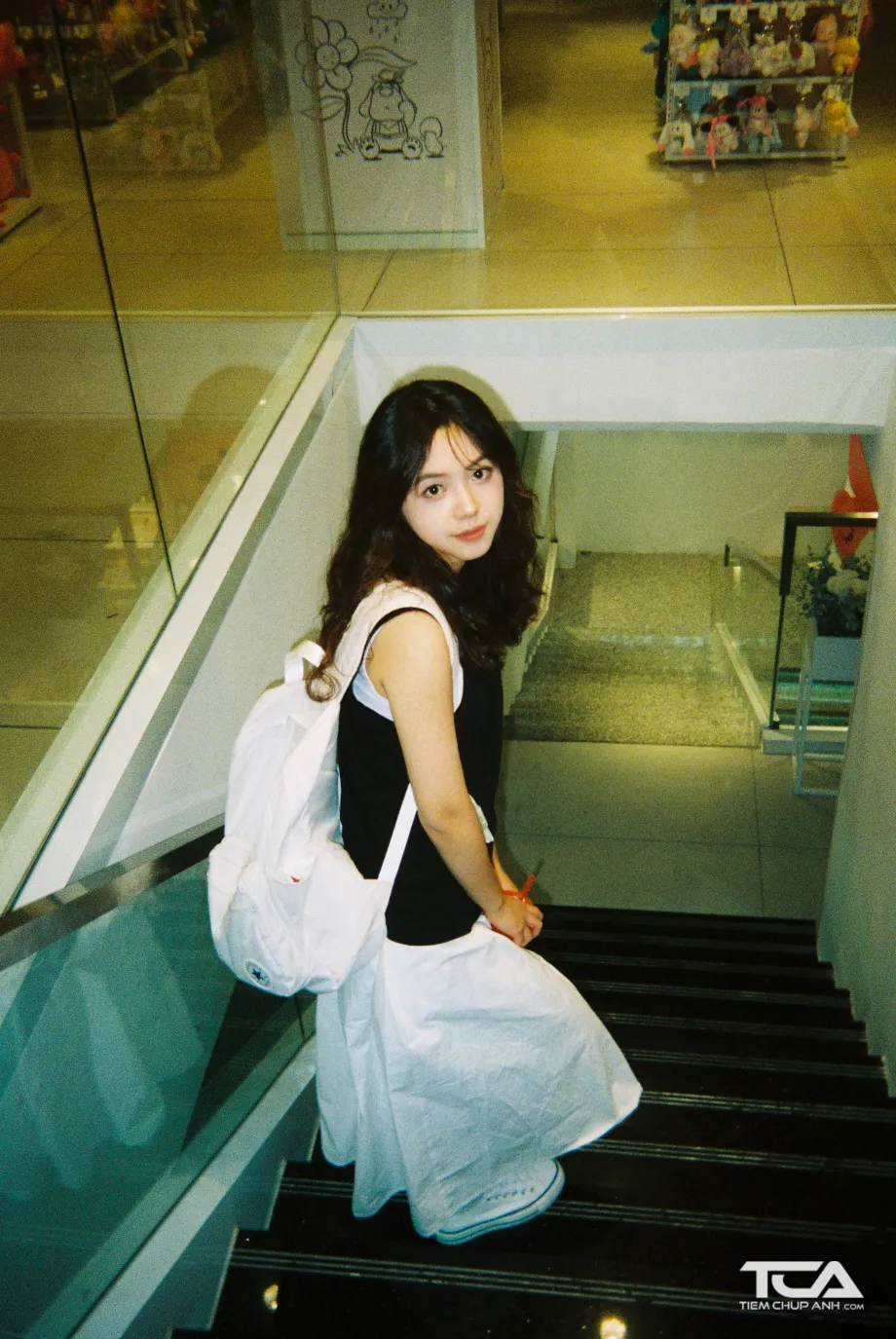 Mẫu tóc uốn hippie xoăn nhẹ kết hợp phụ kiện khăn turban, áp dụng cách làm tóc chụp ảnh kỷ yếu