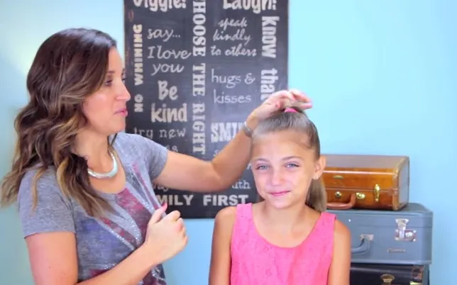 Hướng dẫn chi tiết bước 1, 2, 3 búi tóc củ tỏi có đính tết