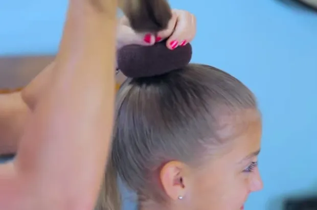 Bước cố định chun búi tóc, hoàn thiện búi củ tỏi