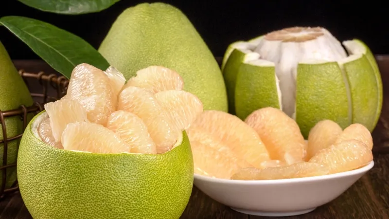 Tinh dầu vỏ bưởi giàu Vitamin C và chất chống oxy hóa giúp tóc chắc khỏe