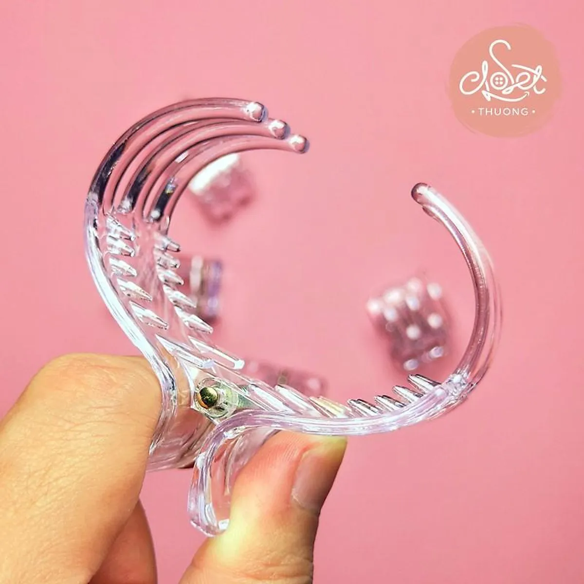 Sử dụng kẹp càng cua có thiết kế bo tròn, lực kẹp vừa phải để bảo vệ tóc khỏi bị gãy.