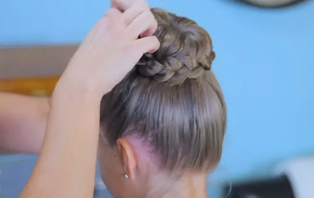 Hướng dẫn chi tiết bước 9 cố định búi tóc tết