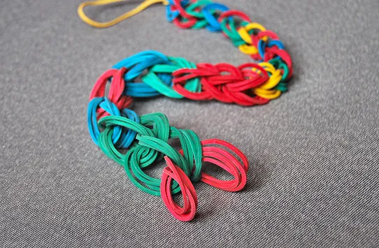 Tiếp tục quy trình đan để đạt chiều dài mong muốn của chiếc vòng tay thủ công