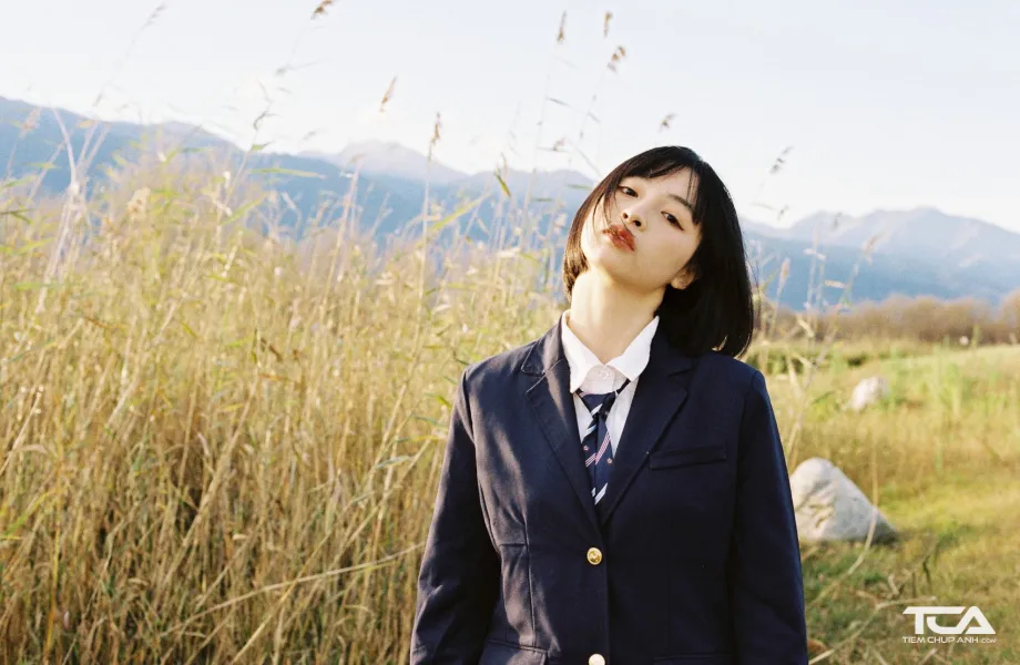 Nữ sinh tóc ngắn uốn nhẹ, mang lại vẻ ngoài năng động trẻ trung