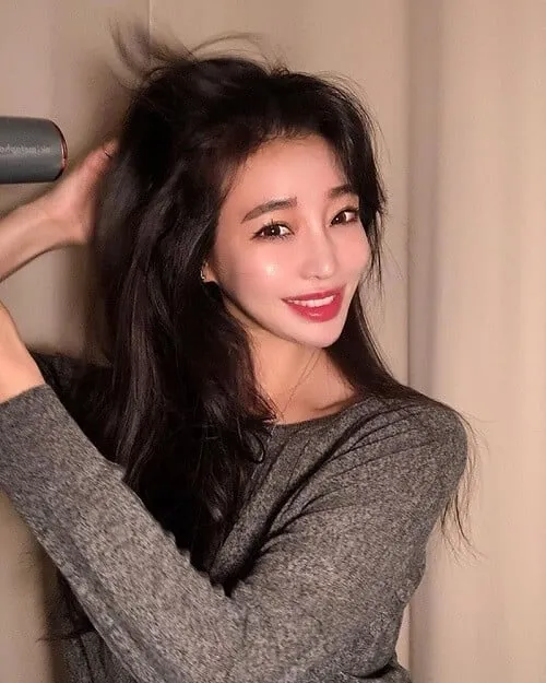 Kỹ thuật sấy tóc ngược hướng về phía chân tóc để tạo độ bồng bềnh