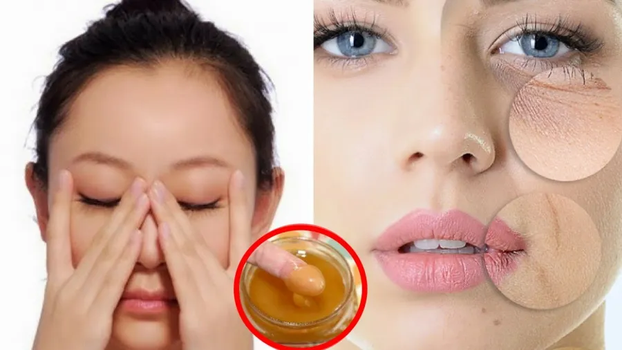 Người phụ nữ đang nhẹ nhàng massage mặt, minh họa cho tầm quan trọng của việc chăm sóc và nuôi dưỡng chuyên sâu