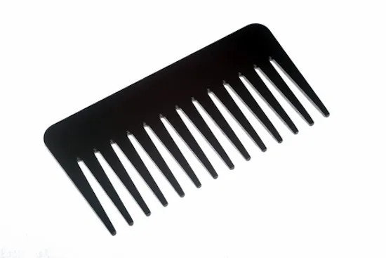 Sử dụng lược răng thưa để gỡ rối nhẹ nhàng cho mái tóc xoăn ướt khi đang gội xả