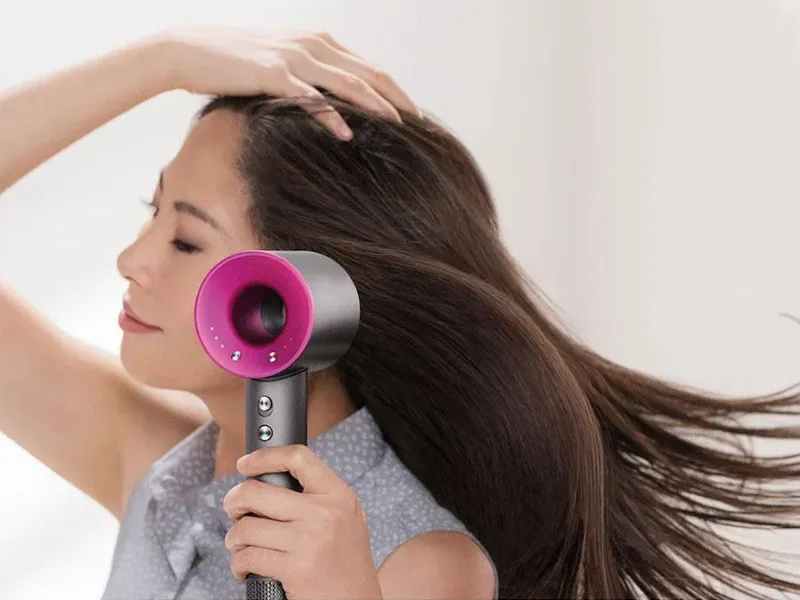 Các phụ kiện của máy sấy tóc Dyson Airwrap, bao gồm trục uốn và lược chải