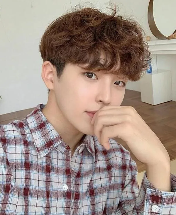 Kiểu tóc xoăn gợn sóng cá tính cho nam giới