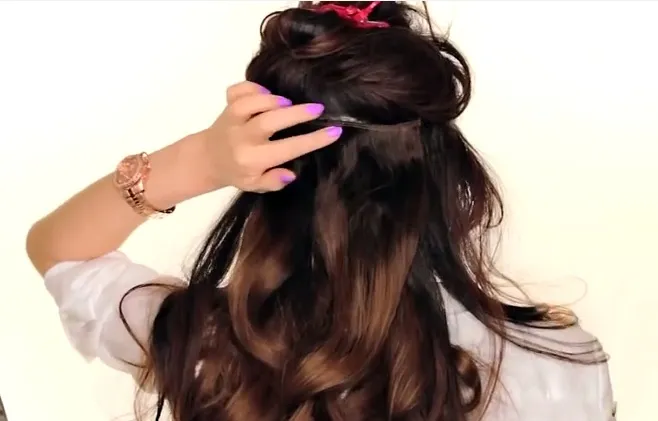 Sử dụng dụng cụ làm phồng tóc và tóc giả cho cách tết tóc rối