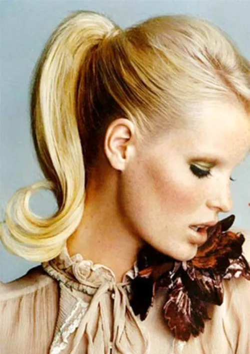 Mái tóc đuôi ngựa buộc cao với phần đỉnh đầu được đánh rối phồng, tạo nên vẻ ngoài năng động và sang trọng